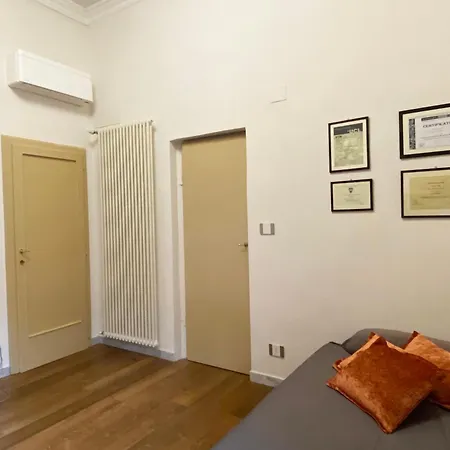 بيت ضيافة L'antica Casa Sui Lungarni Di *