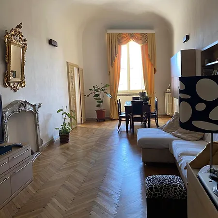 L'antica Casa Sui Lungarni Di Pisa